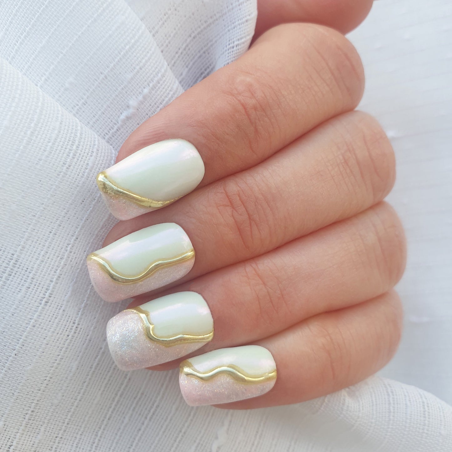 Pour une manucure 100% personnalisée, choisissez votre taille, forme et longueur. Mais aussi votre finition, brillante ou matte. Pour une manucure Press On Nails qui vous ressemble.